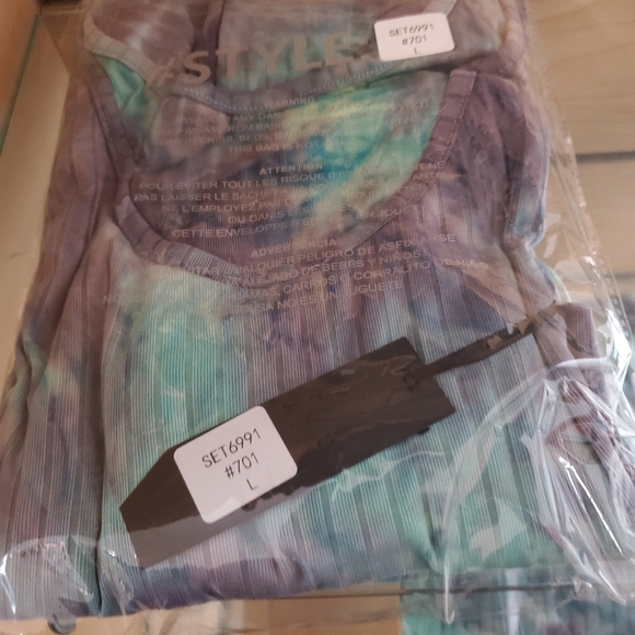 Clothes, purses, beanies, sheet sets - Picture 12 of 16